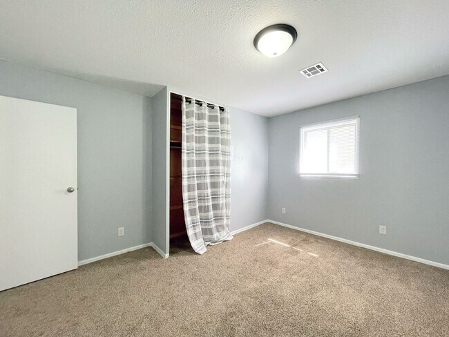 Building Photo - Charming 3-Bedroom Cottage in Prime Location