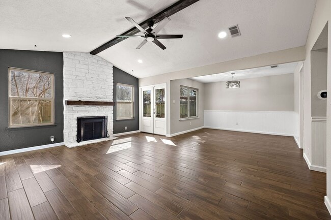Building Photo - 4910 Pelham Dr