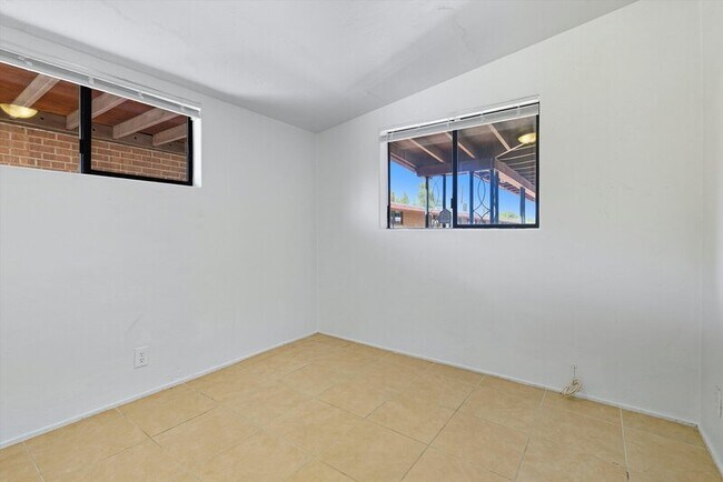 Building Photo - 1662 N Beverly Ave