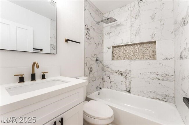 Building Photo - 915 Melrose Dr