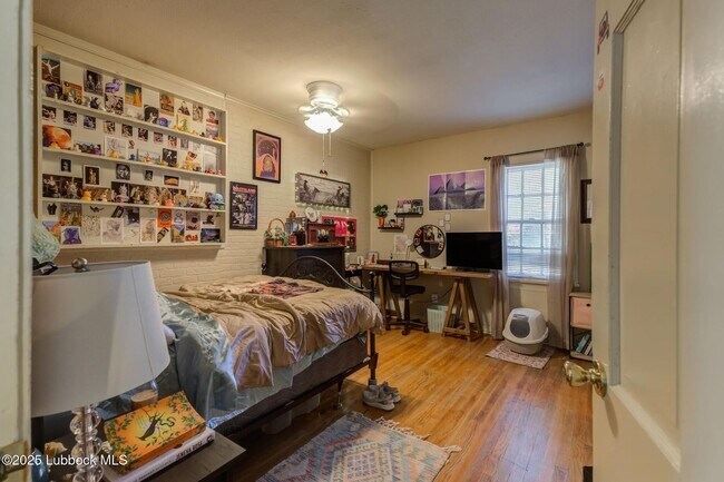 Building Photo - Charming & Unique 4 Bedroom