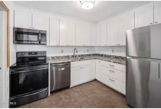 Building Photo - 40 Hanover Dr