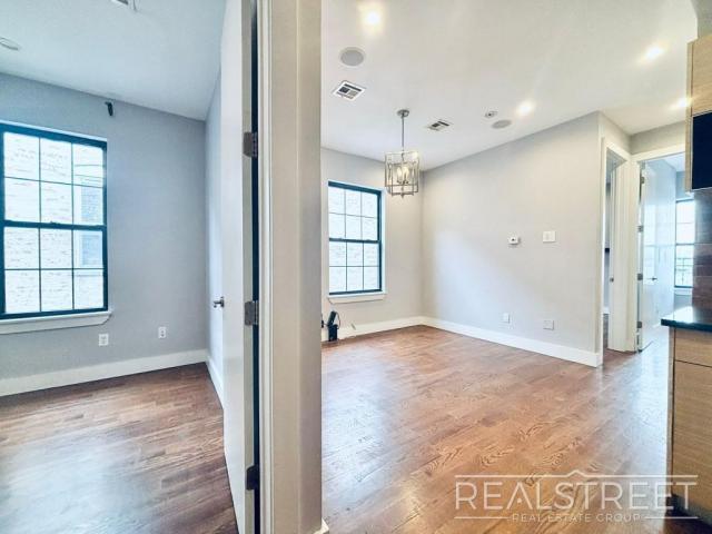 Building Photo - 3 bedroom in Flushing NY 11385