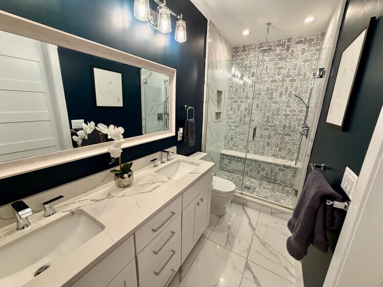 Primary Bath - 1127 G St NE