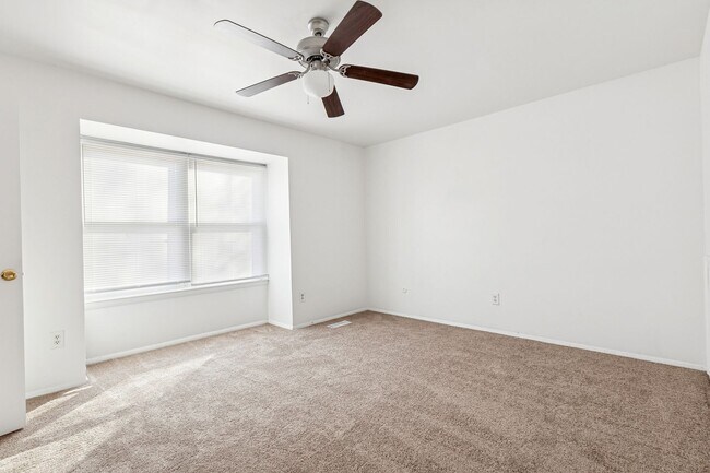 Building Photo - Cute townhome in Cavalier Manor!