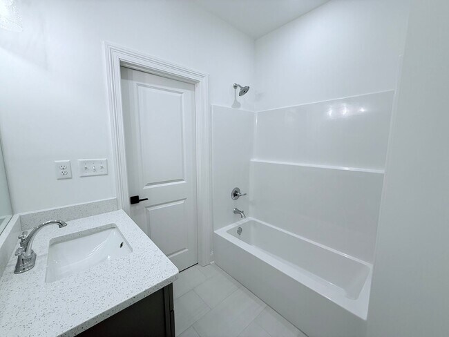 Building Photo - NEW South Grove unit