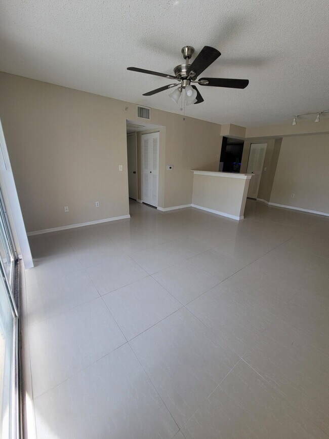 Building Photo - 1400 Crestwood Ct S