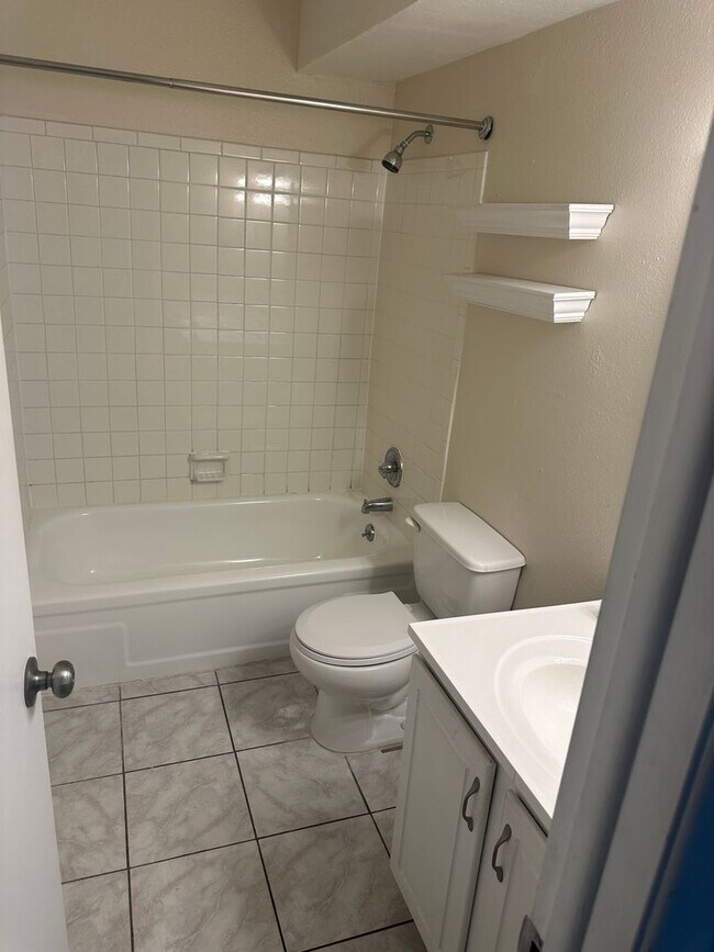 Building Photo - Clean 3 bedroom, 2 bathroom condo in Westm...