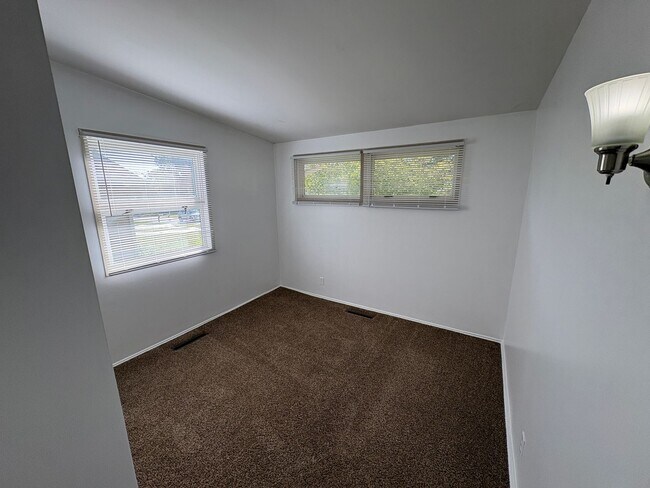 Building Photo - COMING SOON! Meadowlane neighborhood, Fenced Backyard, Laundry included