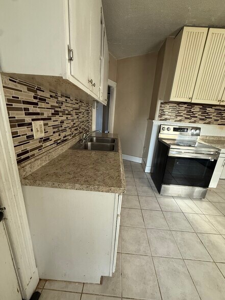 Building Photo - 17 Sunnyside Ave