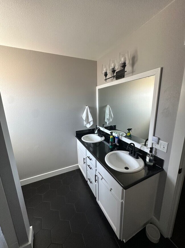 Building Photo - 4 Bedroom House Available in Hammond!