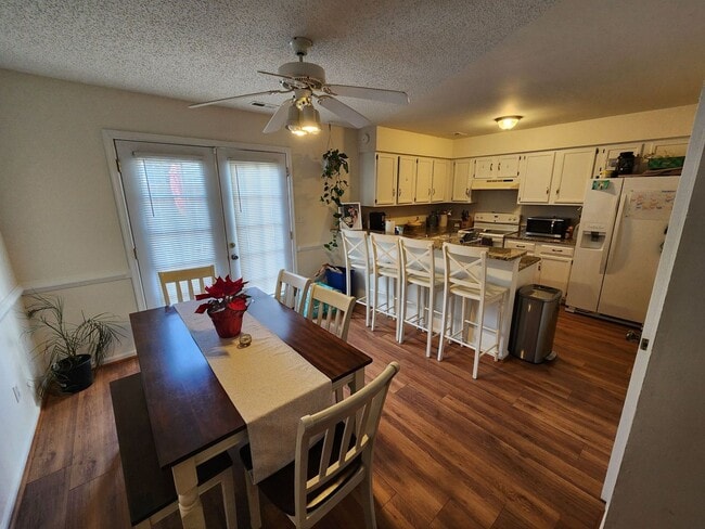 Building Photo - Charming 3 bed 2 and a half bath near VB O...