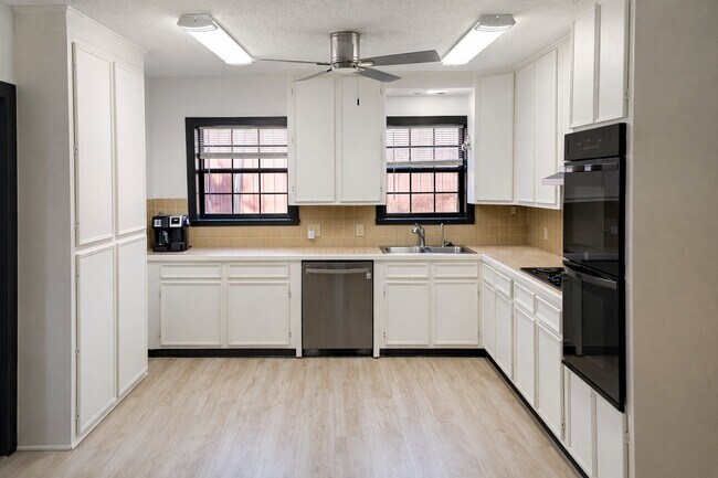 Building Photo - 5315 Bayway Dr