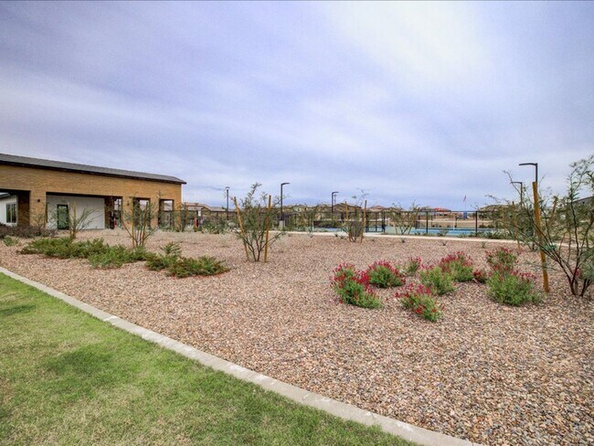 Building Photo - $500 OFF FIRST MONTHS FULL RENT!