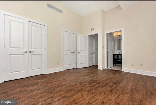 Building Photo - 1905 E Hagert St