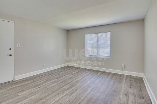 Building Photo - 1927 Central Ave