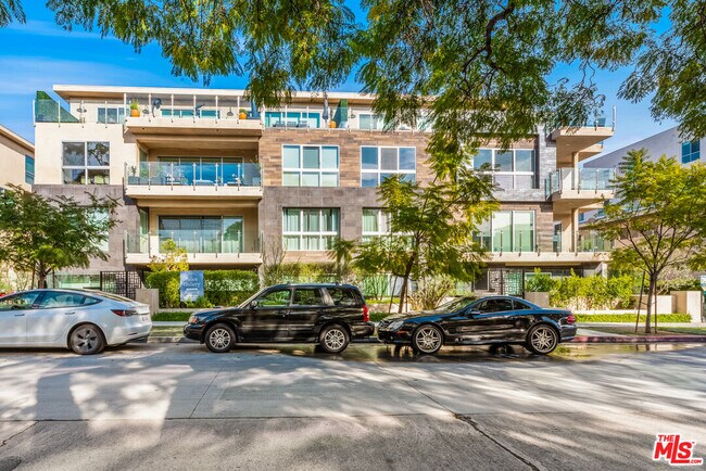 Building Photo - 728 N Sweetzer Ave