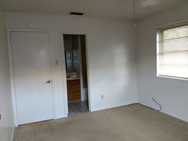 Building Photo - 1104 Cummings Ave