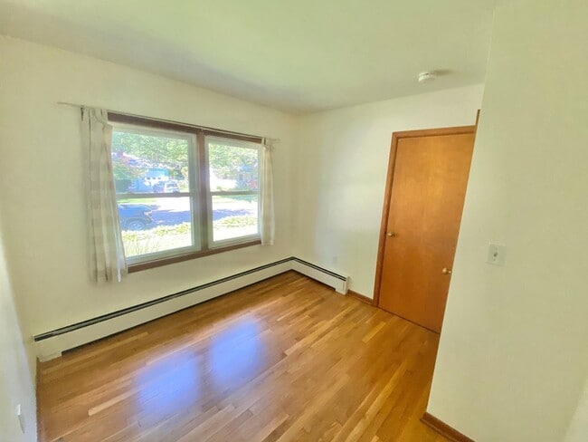 Building Photo - 3 Bedroom House South End Neighborhood Burlington Available in September !