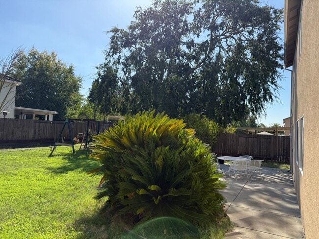 Building Photo - LARGE CORNER LOT 2 STORY 4 BED HOME IN MATHER