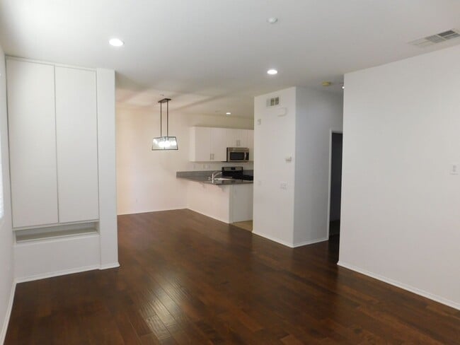Building Photo - Beautiful Tri Level 2 Bed 2.5 Bath Single ...
