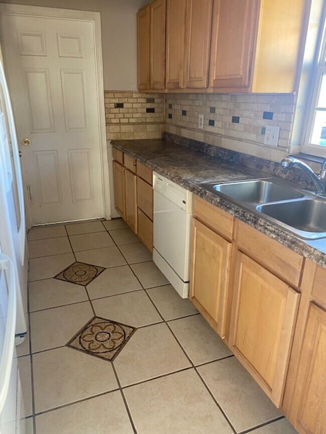 Building Photo - 2 Bed 1 Bath Home | Single Car Garage | Pet Friendly with Fenced Yard | Washer Dryer Hook Ups | S...