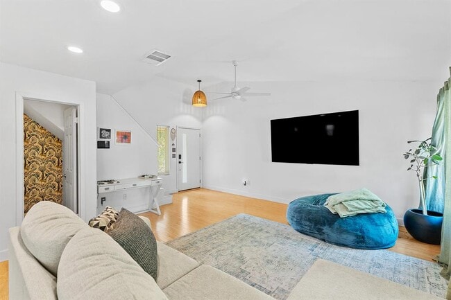 Building Photo - 722 Decker Prairie Dr