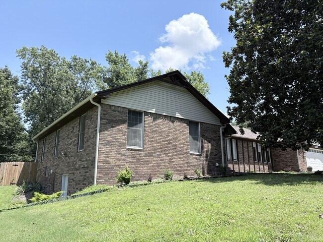 Building Photo - Remarkable 4 bed 2.5 bath w/ basement in Siloam Springs