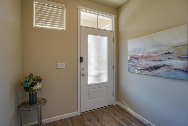 Building Photo - NEWER THREE BEDROOM IN ORCHARDS