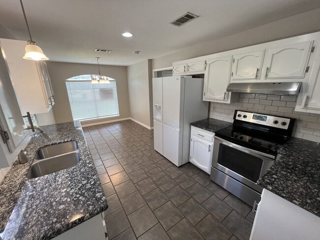 Building Photo - Charming 4-Bedroom Home with Large Backyar...