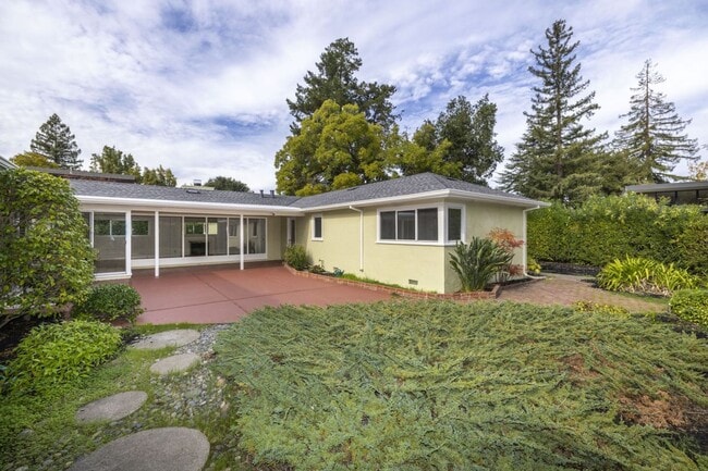 Building Photo - Spacious 3 Bed, 3 Bath Home in Excellent Location- Short Term Lease
