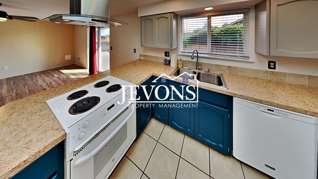 Building Photo - 3-bedroom single-family home near Randall ...