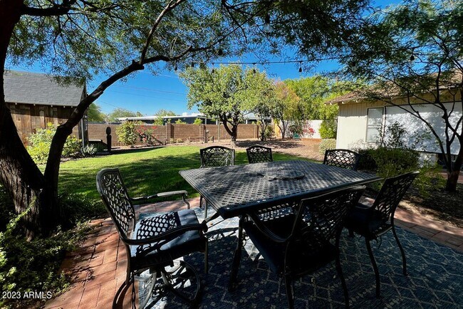 Building Photo - 4327 E Rancho Dr