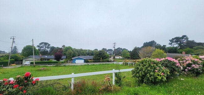 Building Photo - Custom House in McKinleyville with a View!