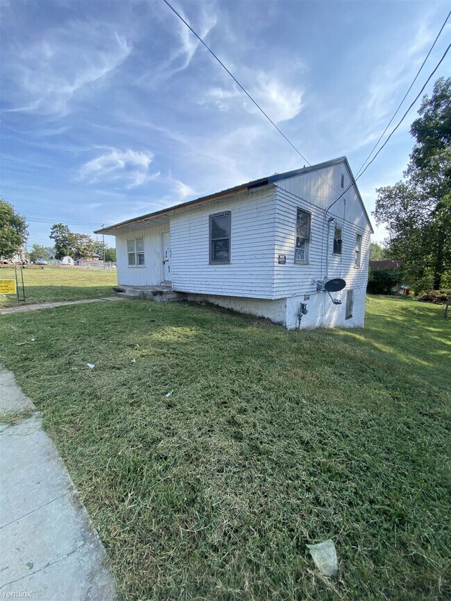 Building Photo - 2 br, 1 bath House - 207 South Locust Street