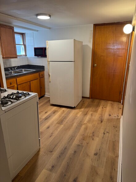 Kitchen - 5114 W Grace St