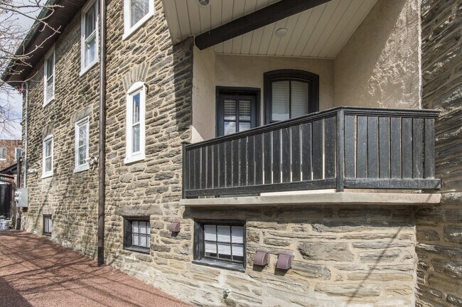 Building Photo - Hip 1 Bed/2Bath w/ Den; Gorgeous exterior and spacious interior features in Chestnut Hill!