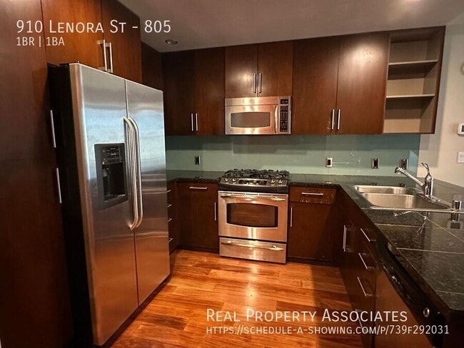 Building Photo - 910 Lenora St