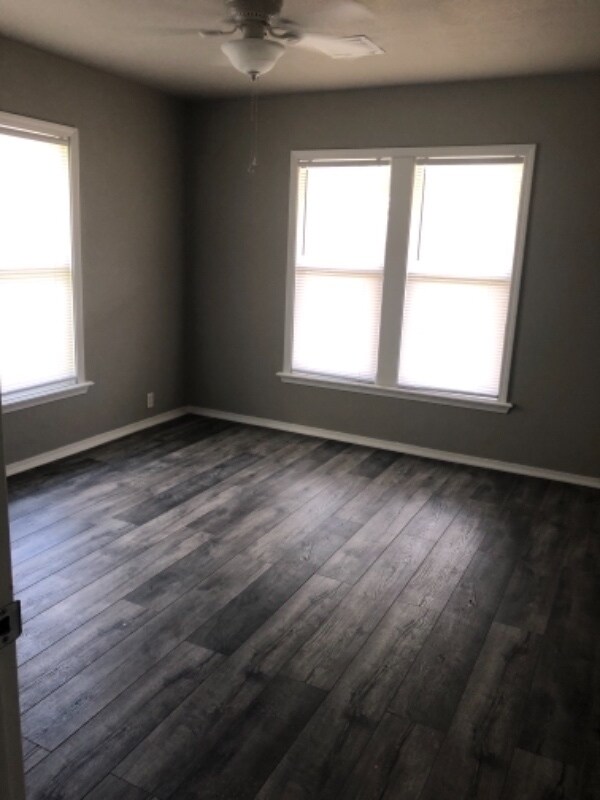 Building Photo - 1116 E Broadway St