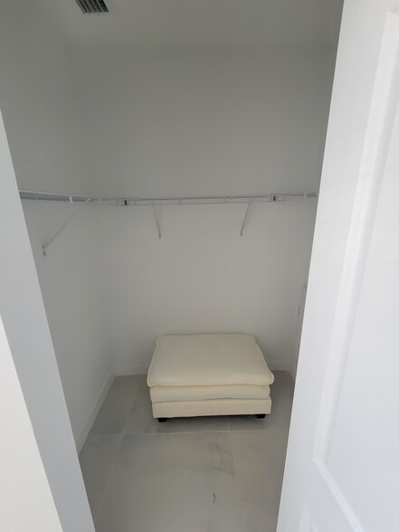 Building Photo - 935 SW 72nd Ave