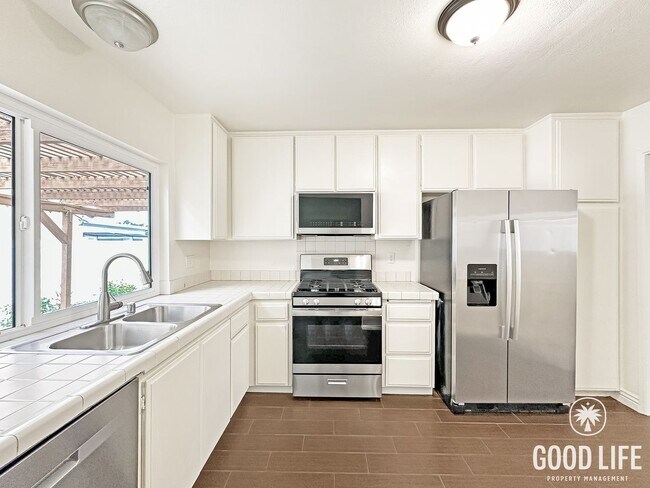Building Photo - Spacious 3BR/2BA Home with 2-Car Garage in Lake Forest, CA – Great Location