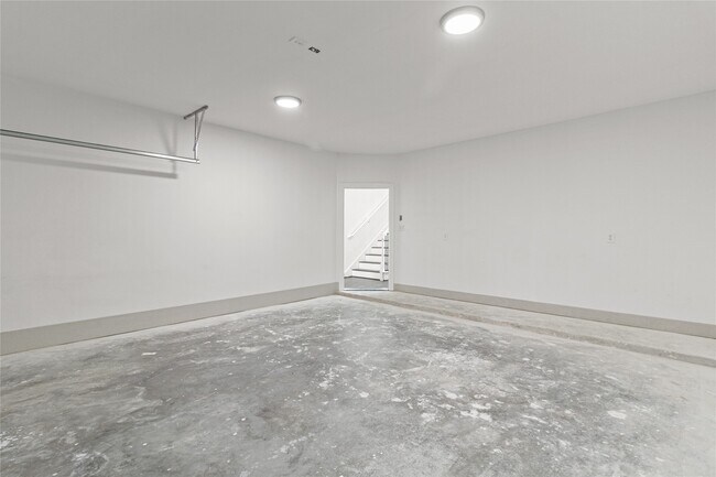 Building Photo - 2204 Hoskins Dr