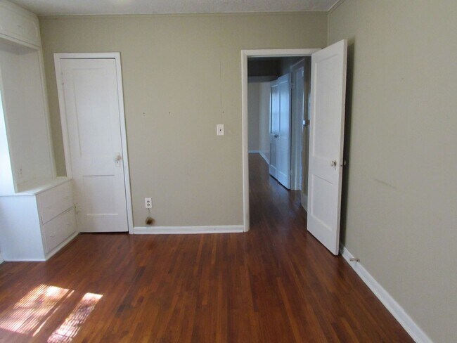 Building Photo - Charming home and It's close to TU, Cherry Street and downtown.