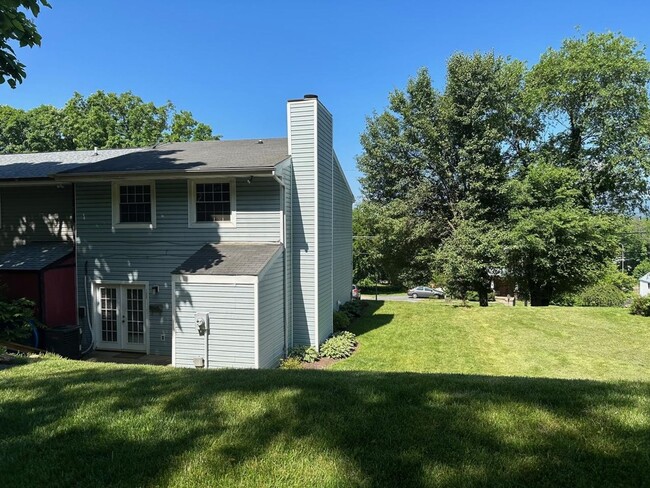 Building Photo - Salem Townhouse