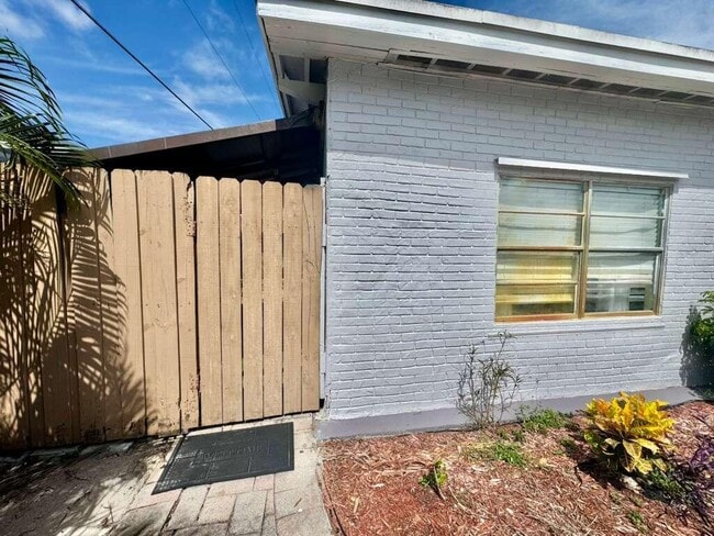 Building Photo - 1311 NE 42nd St