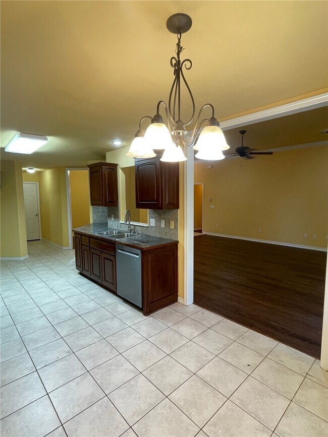 Building Photo - 143 Fox Run Cir