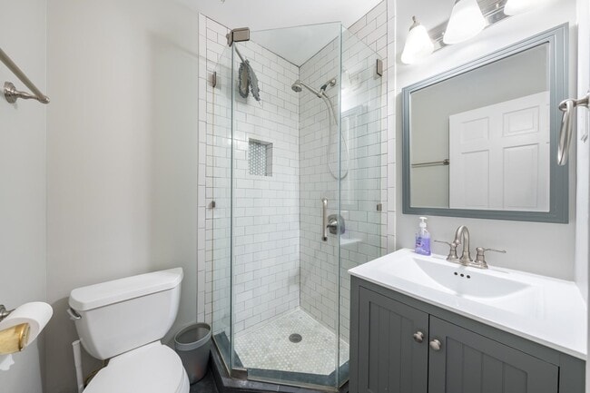 Building Photo - 251.5 York St