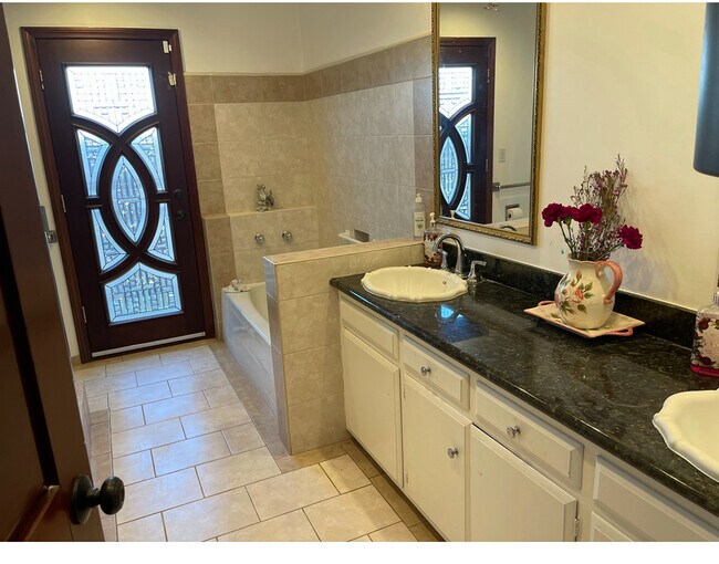 Building Photo - 17220 Ballinger St