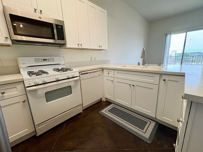 Building Photo - 2 Bedroom Condo in Downtown Ventura with O...