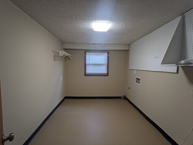 Building Photo - 3630 N Aspen Cir